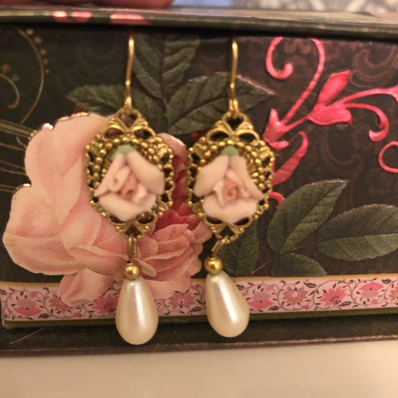 Stacking bracelets and vintage earrings - Picture 5 of 6